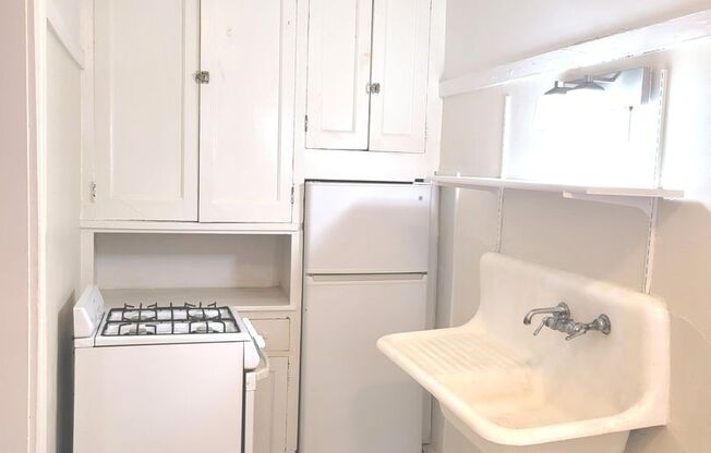 Studio, 1 bath, $875, Unit 25