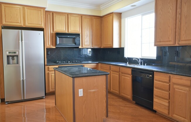 Beautiful and Modern Communications Hill 3 bedroom 2.5 bathroom Townhouse