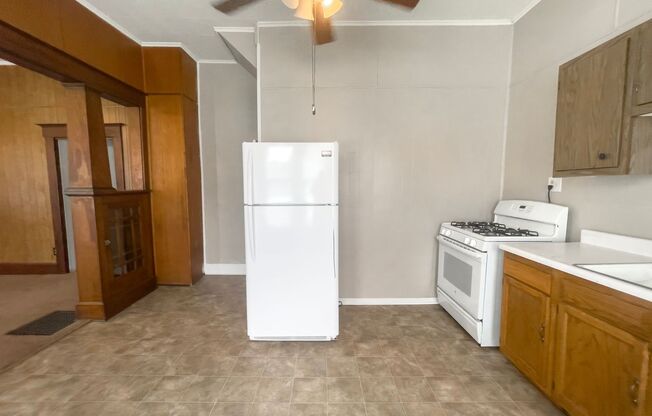 2 beds, 1 bath, 899 sqft, $1,000, Unit 1719 W Adams St