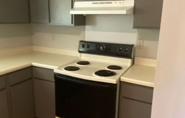 2 beds, 1 bath, $700, Unit Bldg 10 Apt H