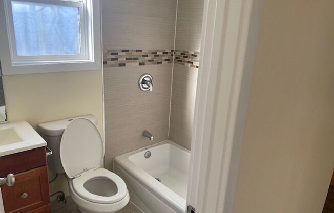2 beds, 1 bath, $2,050, Unit 3/4a