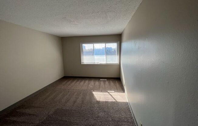 2 beds, 1 bath, $1,175, Unit 2575NE