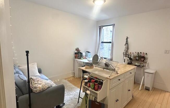 326 W 47 ST