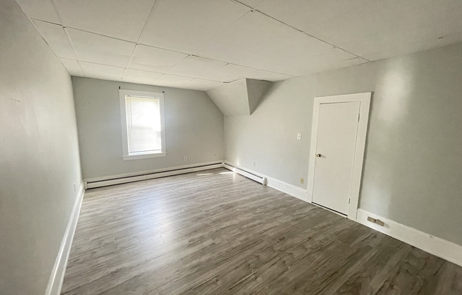 3 beds, 1 bath, $2,650, Unit 6