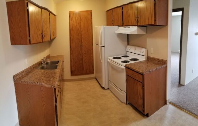 2 beds, 1 bath, 1,100 sqft, $925, Unit 2