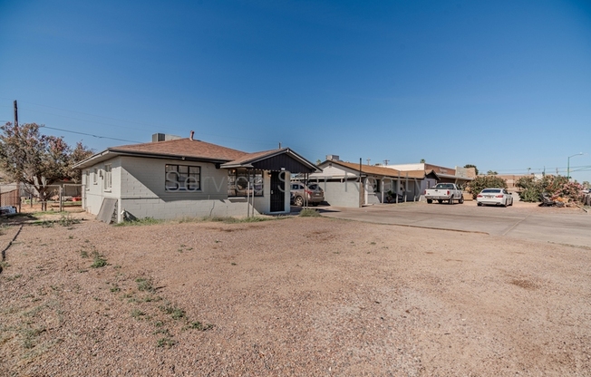 1926 E OSBORN RD
