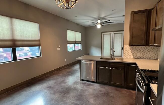 Gorgeous Condo minutes from The Pearl