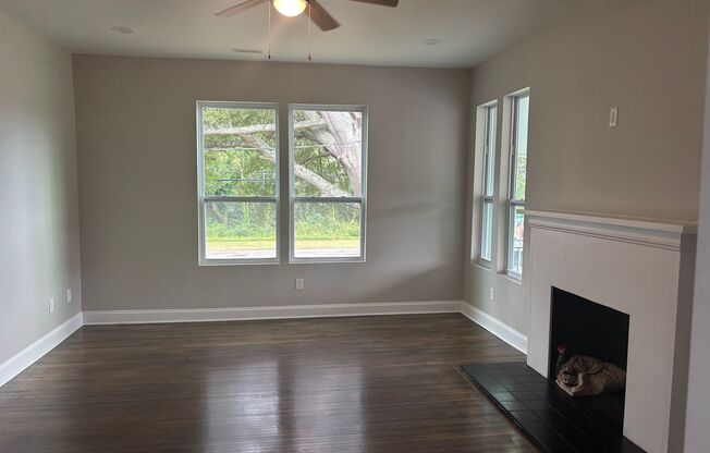 3 Bedroom 2 Bathroom Fully Renovated House - Lawn Care Included!