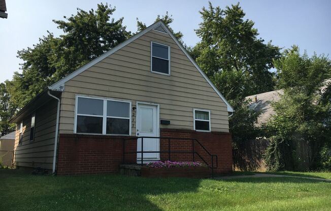 **3-BEDROOM CAPE COD w/ 1-CAR GARAGE IN BEECHWOLD!!**