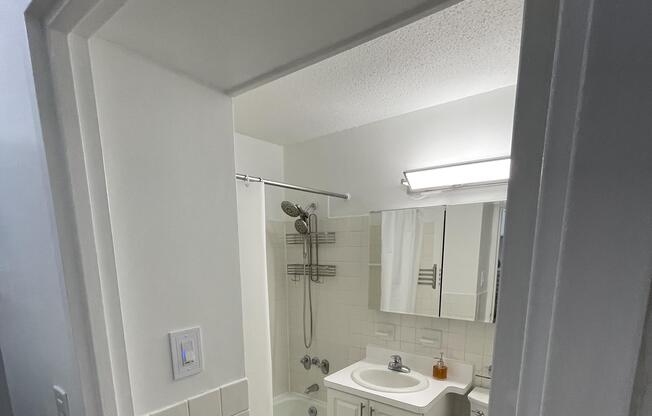 Studio, 1 bath, 500 sqft, $3,200, Unit 33-B