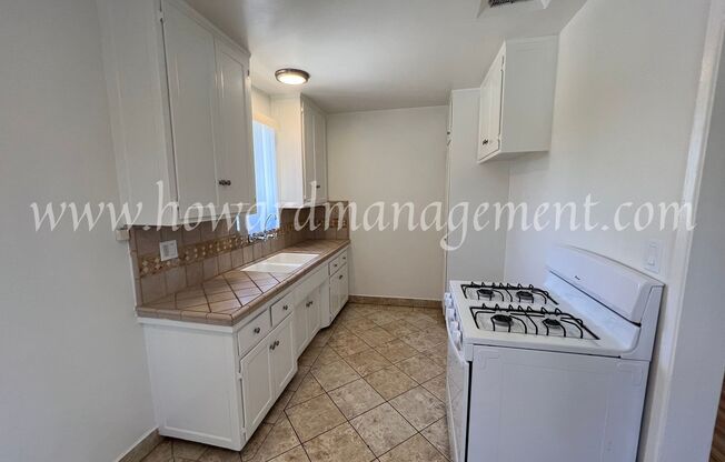 2 beds, 1 bath, 850 sqft, $2,695, Unit 06