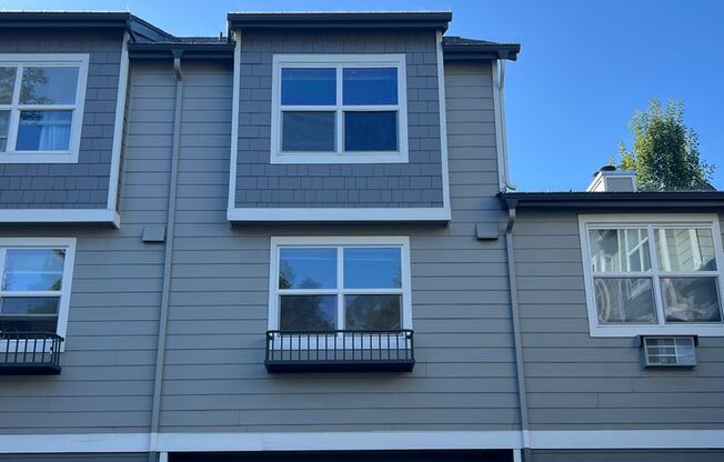 Stunning Northwynd Condominium for Lease near Vancouver Waterfront & Beaches - 714 SE Fairwinds Loop