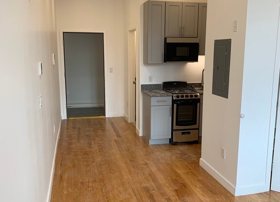 Studio, 1 bath, 425 sqft, $1,595, Unit 406