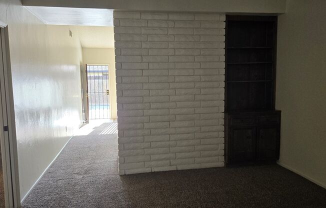 2795p- 649- 7512 Stockdale Hwy MG