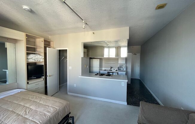 San Francisco furnished, High-floor studio with underground parking garage. Great for Corporate Rental or relocation.