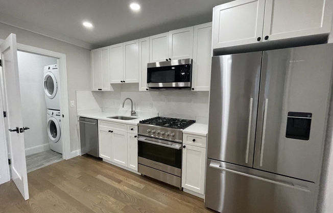 2 beds, 1 bath, 700 sqft, $3,800, Unit 3