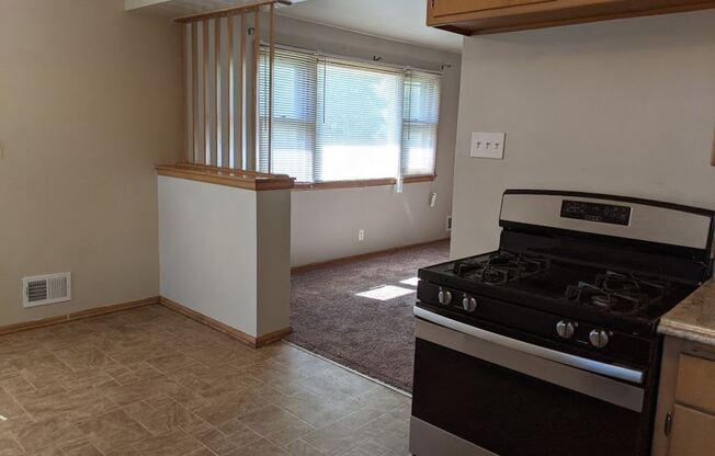 5806 N 76th