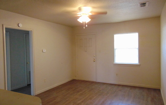 3 beds, 1 bath, 806 sqft, $700, Unit B