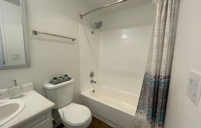 2 beds, 1 bath, $2,250, Unit 220
