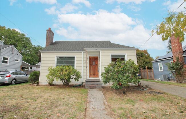 Updated 3 Bedroom 1940’s Concordia Ranchalow Across from Fernhill Park