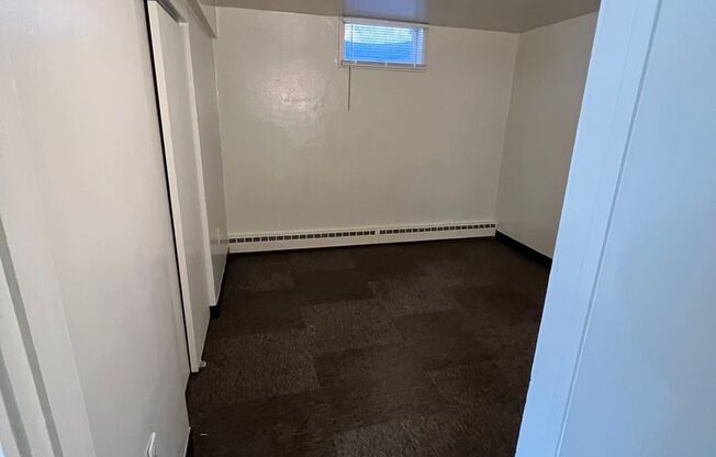 2 beds, 1 bath, $1,025, Unit 6