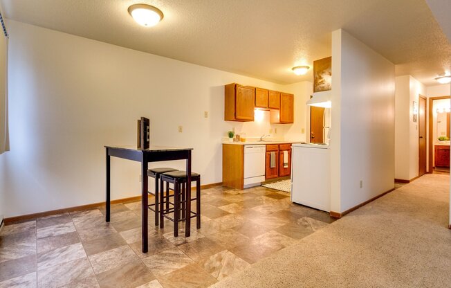 2 beds, 1 bath, $735, Unit 3101-102