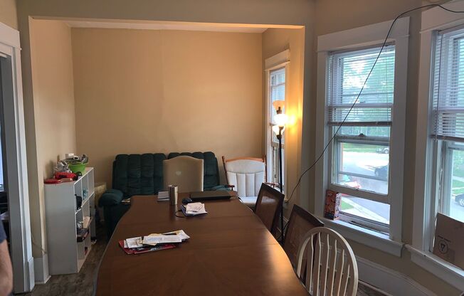 UWM Upper Flat with 2 Baths, walk to UWM