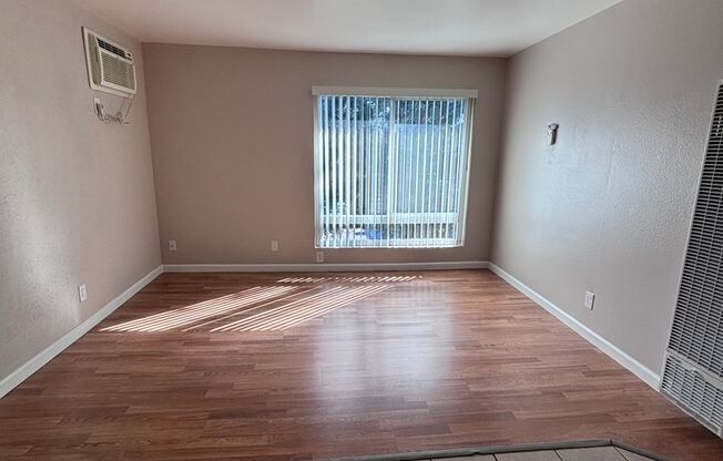 1 bed, 1 bath, 704 sqft, $1,345, Unit 32