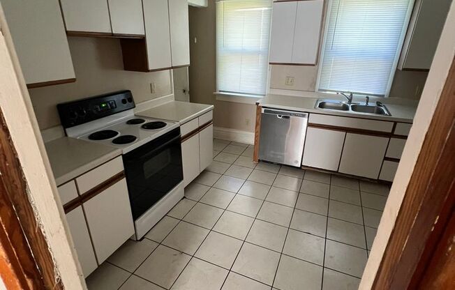 4 beds, 2 baths, $1,595, Unit 1011