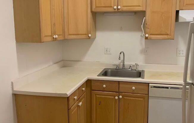 2 beds, 1 bath, $1,550, Unit 905 Maryland Apt 3R