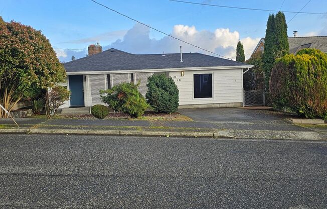 3 bedroom Ramble House in Manette- Hardwood and Fireplace!