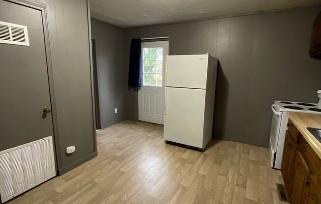 3 beds, 1 bath, $900