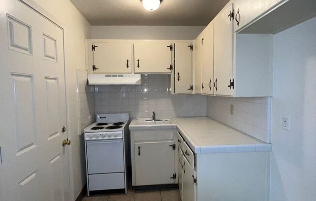 2 beds, 1 bath, $1,050, Unit 331-2