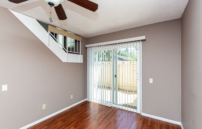 **LOOK NO FURTHER 3 BEDROOM TOWNHOME W/LAUNDRY, A/C, PET FRIENDLY!!
