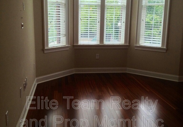 2810 SELWYN AVE