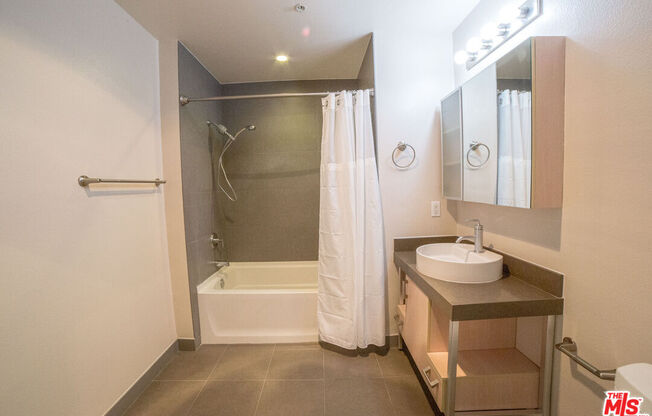1 bed, 1 bath, 830 sqft, $2,650, Unit 401