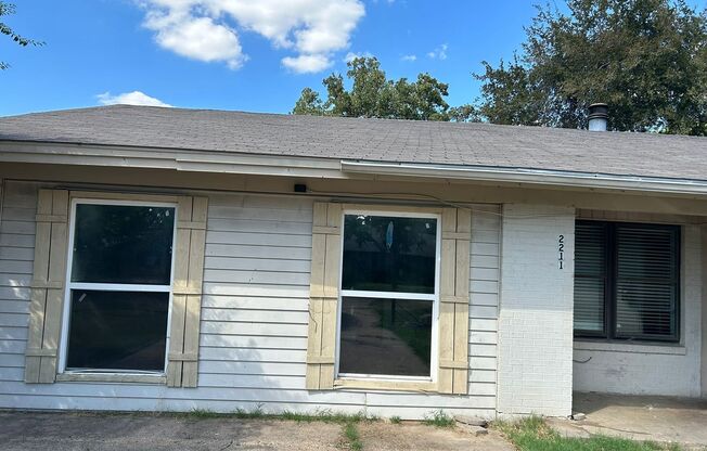 2211 GRANADA DR