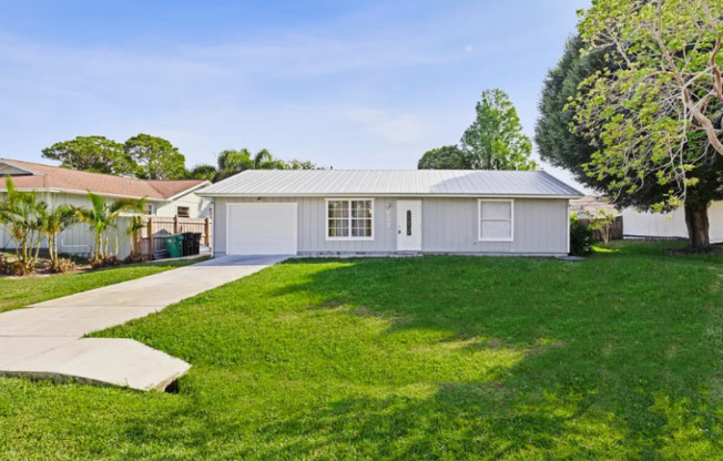 733 SE ACADEMY LN