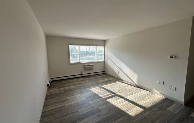 2 beds, 1 bath, $1,395, Unit 102