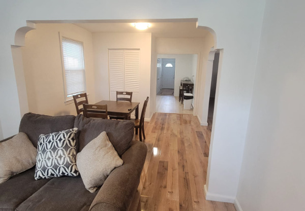260 W QUEEN ST