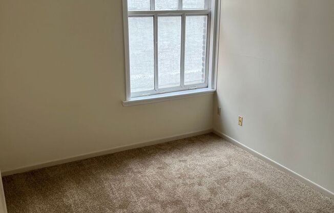 1 bed, 1 bath, $995, Unit 305 S 16th St. - Unit 501