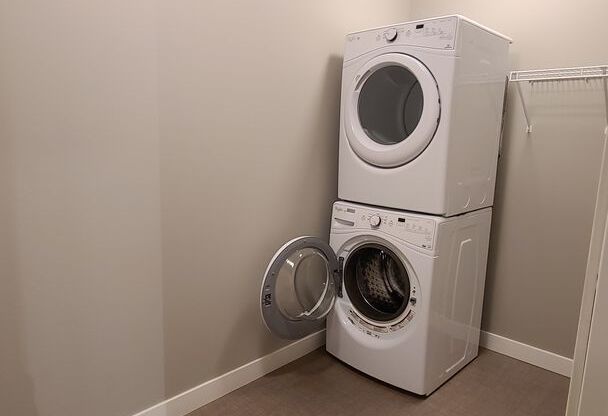 1 bed, 1.5 baths, $1,325, Unit 322