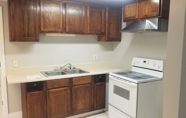 2 beds, 1 bath, 879 sqft, $850, Unit B