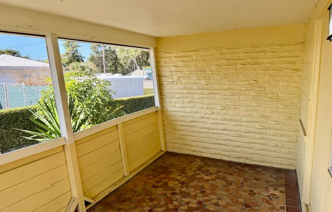 Amazing 2/1 so Close to the Ocean that you can see it from your Street!