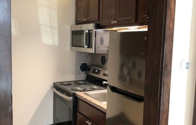 Studio, 1 bath, 325 sqft, $1,150, Unit 9