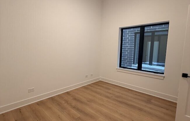 1607 W 13 ST
