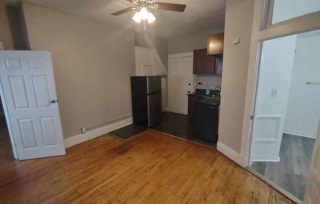 1 bed, 1 bath, 391 sqft, $950, Unit 061