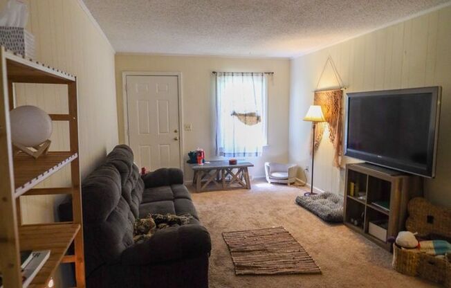 2 beds, 1 bath, 760 sqft, $860