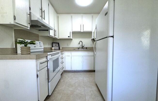 AVAILABLE NOW!   BEAUTIFUL 3 Bed 2 Bath CONDO in PALM SPRINGS