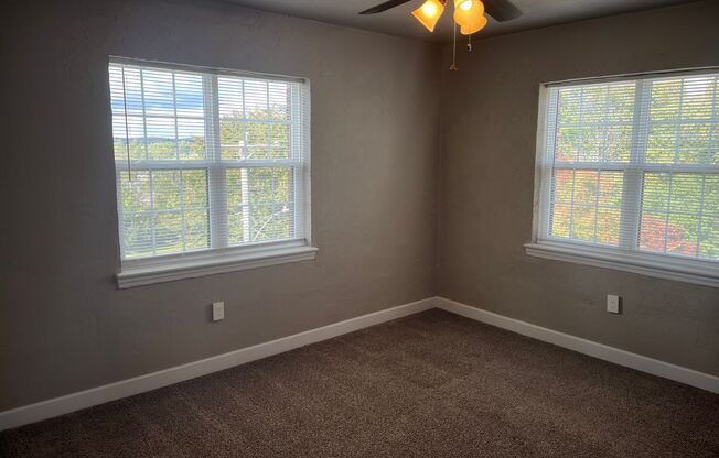 2 beds, 1 bath, 939 sqft, $1,250